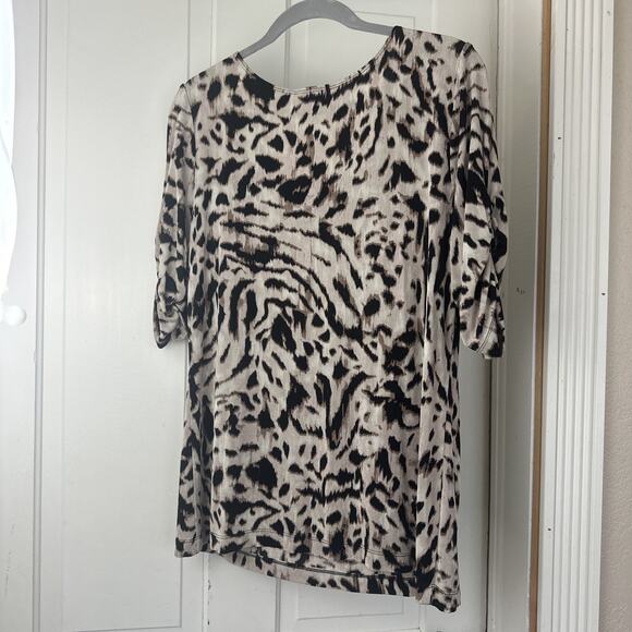 Chicos Travelers 2 Leopard Short Sleeve Top Size 2 Slinky knit Roundneck - Picture 5 of 5